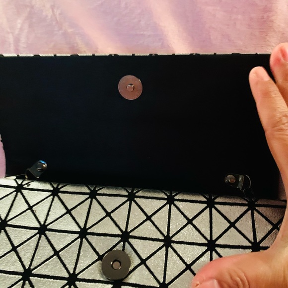 Silver and black clutch with chain - Picture 3 of 9